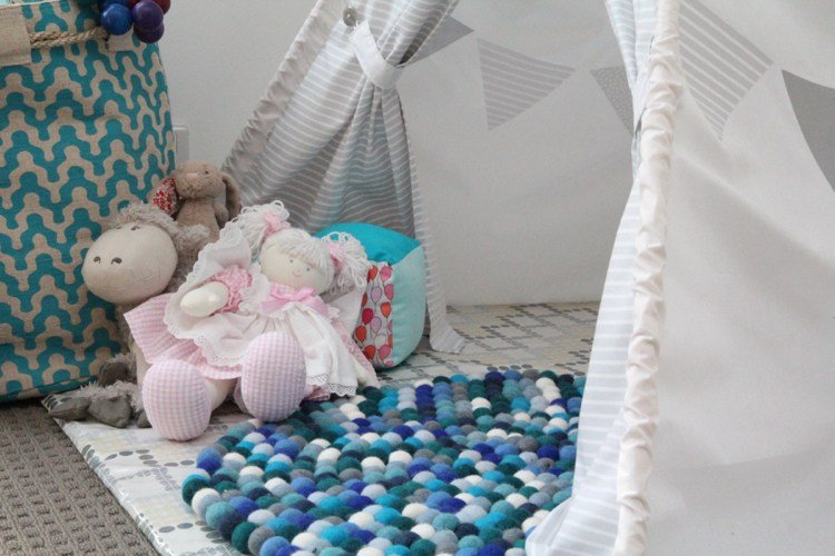 Felt-ball-carpet-round-do-it-yourself-blue-white-mat