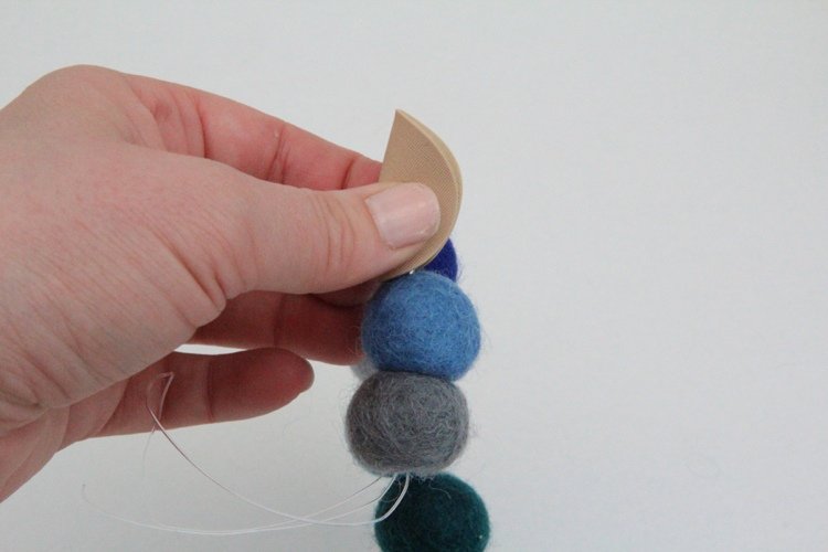 Felt-ball-carpet-round-do-it-yourself-instructions-diy-tips