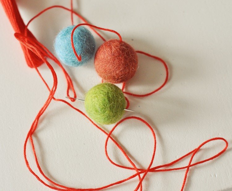 Felt-ball-carpet-round-do-it-yourself-chain-garland-color