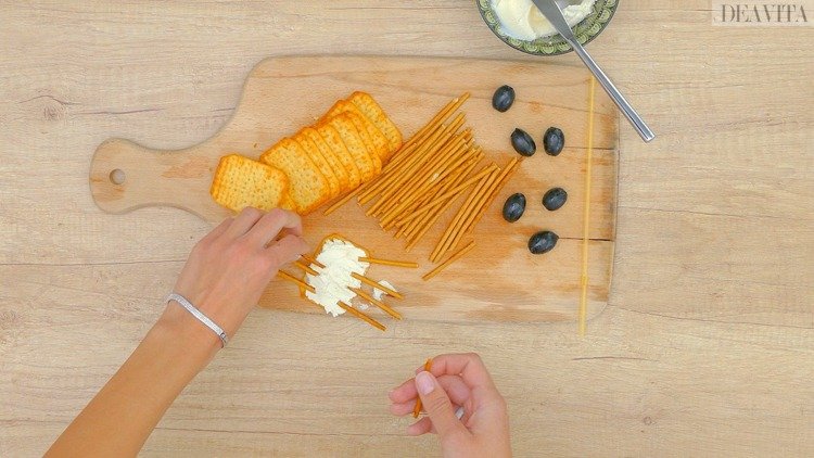 finger food pentru copii păianjen ovale cracker cremă de brânză