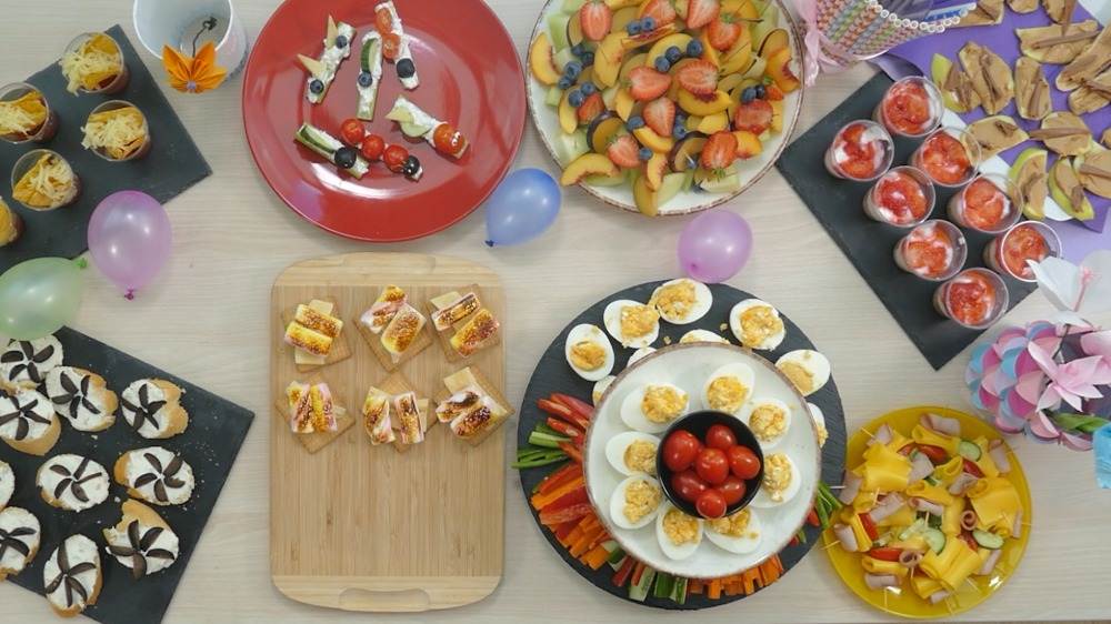 Pregătiți mâncăruri cu degete copioase sau dulci pentru petrecerea copiilor