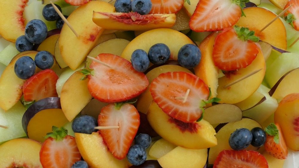 salată de fructe frigarui de fructe sau frigarui de fructe pe măsură ce copiii fac mâncare cu degetele cu scobitori