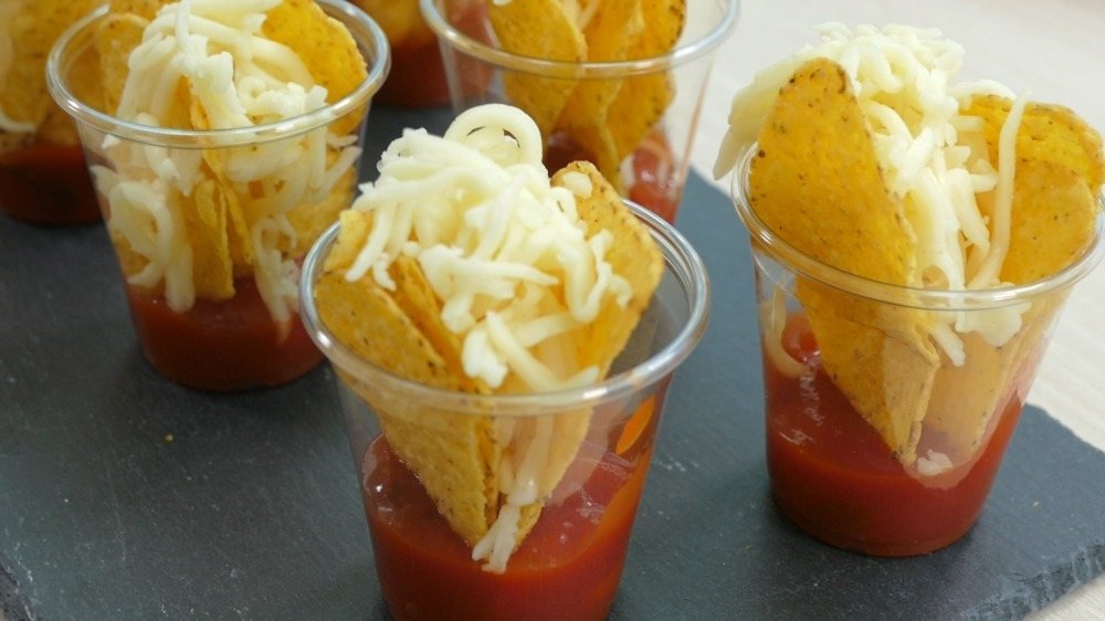 tortilla chips salsa dip cu brânză într-un pahar