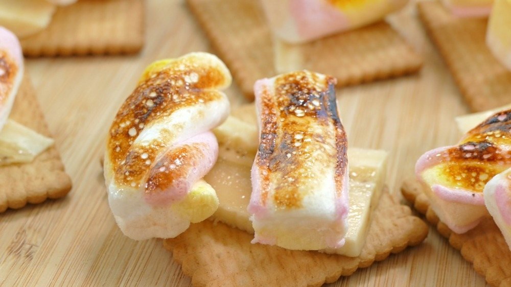 biscuiți de marshmallow cu banană pentru petrecerea copiilor mâncare cu degete caramelizată cu arzător de bucătărie