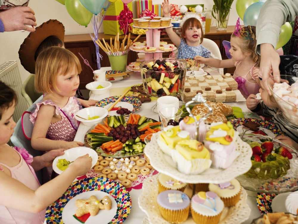 copiii își sărbătoresc ziua de naștere cu o masă plină de delicatese pregătite cu grijă