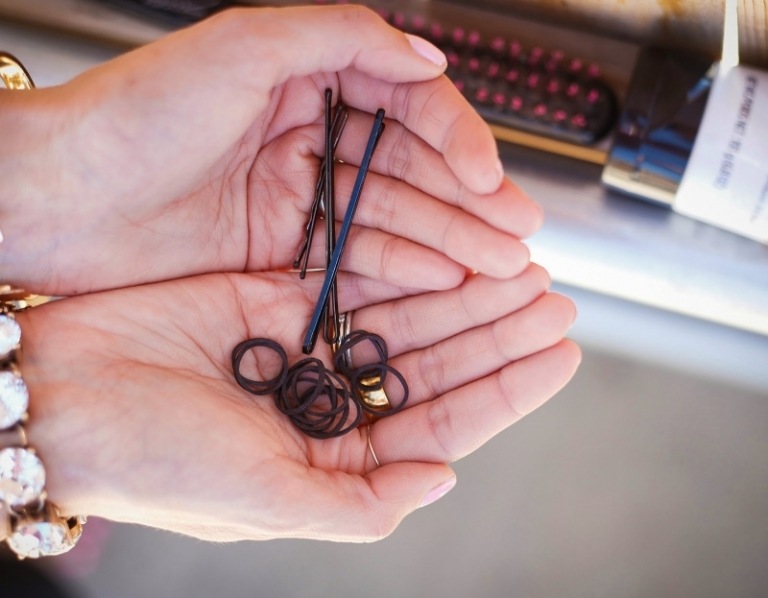 Sunt necesare plăci laterale - împletitură - agrafe pentru păr - legături de păr - uscător de păr - spray