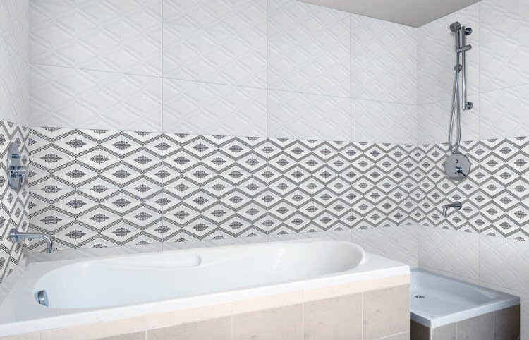 Baie albă cu gresie și bile gresie pentru baie cadă cu cadru alb model cu carouri alb cadă de duș