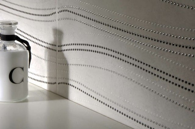 plăci de design grozave pentru baie cu perle întunecate Dale-ca-valuri-din-perle-sclipici-perlate-in-baie