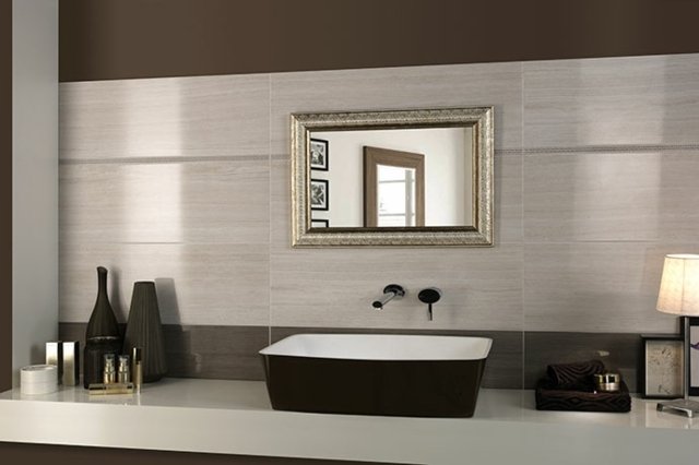 oglindă clasică cadru gresie baie modernă Gresie-perete-terra-bej-și-maro-închis-cu-luciu