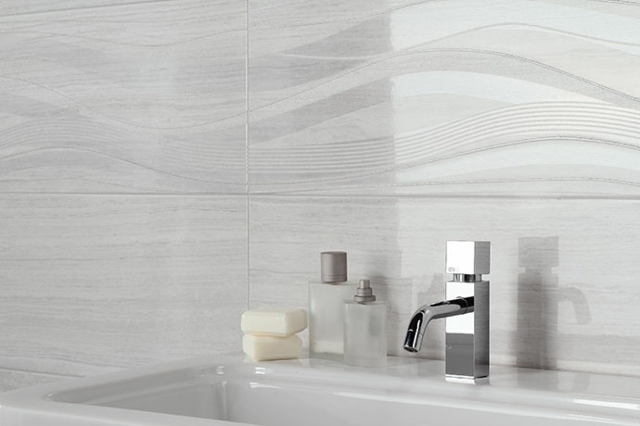 imagini și modele de plăci de baie cu model ondulat Gresie-perete-cu-model-gri-alb-cu-luciu