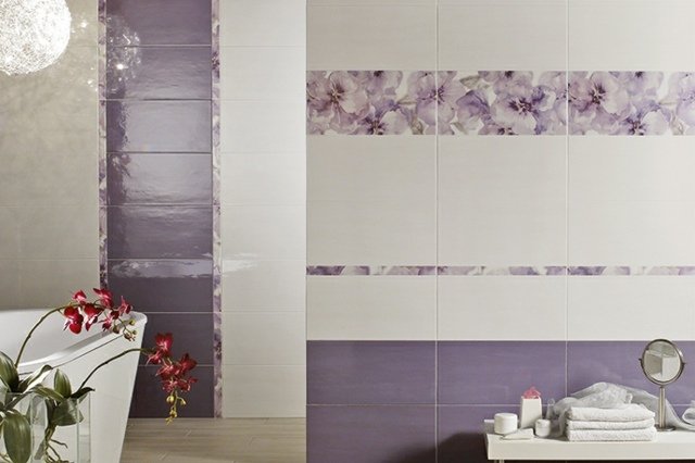 Placi multicolore violet și flori de liliac Placi-de-perete-in-baie-cu-flori-in-mov-si-optica-de-apa