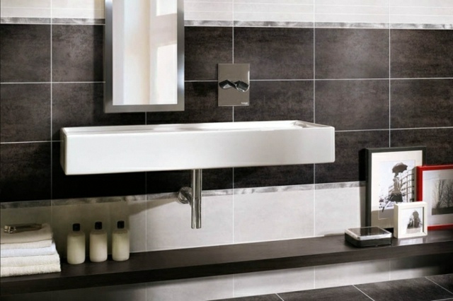 chiuvetă dreptunghiulară de culoare închisă și oglindă de perete în baie gresie-maro-închis-mat-combinată-cu-rânduri-albe