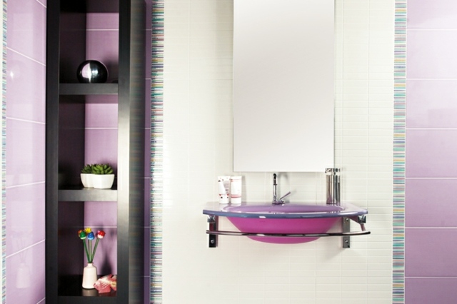 design minimalist, cu puține mobilier și plăci colorate în baie Lila-fresch-gresie-cu-un-rând-cu-efect 3D
