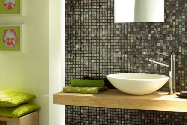 gresie mozaic auriu maro in baie baie de lux accente-verzi-în-baie-gresie-mozaic
