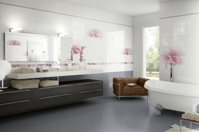 baie de design clasic cu model floral în mov și roz Cada-din-fonta-din-fonta-lucioasa-cu-o-suprafata-a-gresiei-cu-o-floare