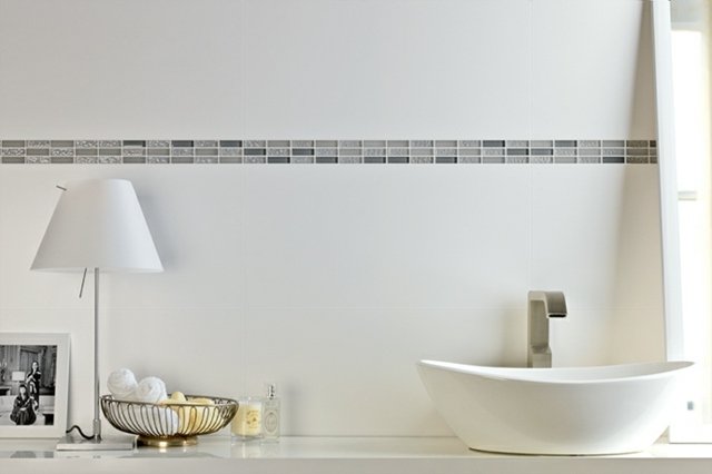 perete alb cu o serie de plăci de mozaic tapet lavabil Placi-mozaic-de-sticla-gresie-pe-perete