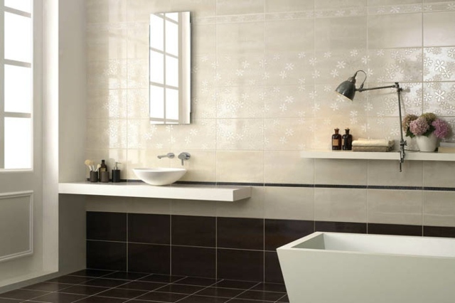 tonuri de bej deschis și maro închis într-o baie modernă Accesorii-baie-dreptunghiulare-dreptunghiulare-cu-culoare-alb-închis-cu-model-cu-flori