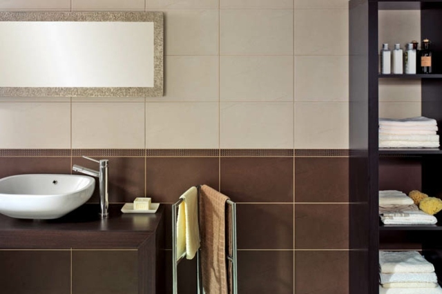 oglindă de perete maro și bej deschis cu cadru haptic prosop de baie-culoare-maro-mat-modern-de-baie-de-baie