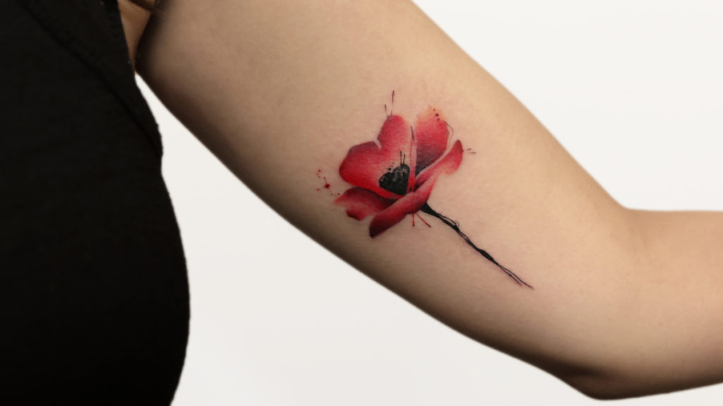 Madinga gėlių tatuiruotė moterims