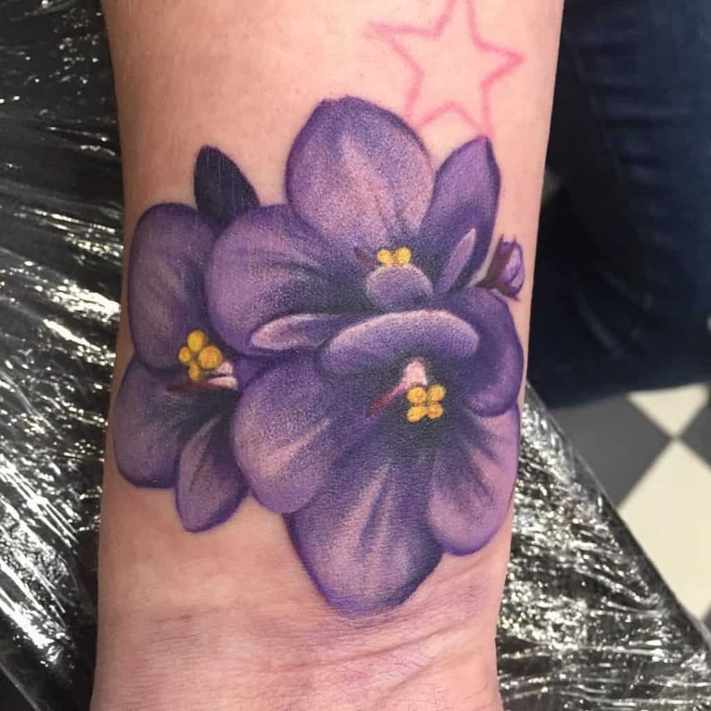 Violetinės gėlės tatuiruotė 1