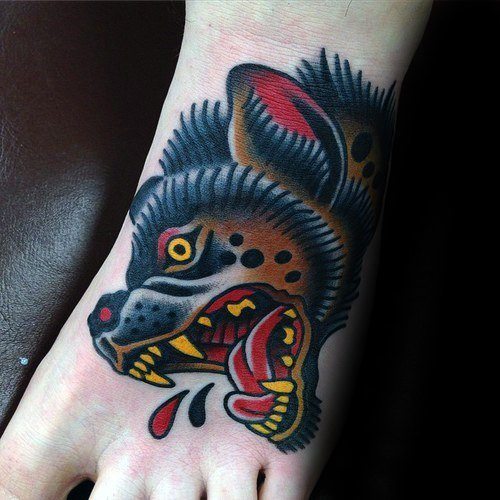 Tatuagem colorida de hiena rindo a pé