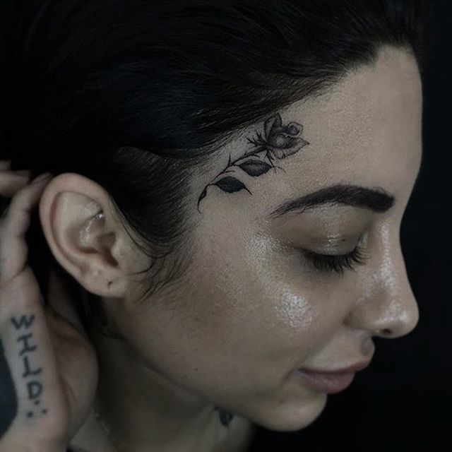 Maža rožių tatuiruotė ant kaktos