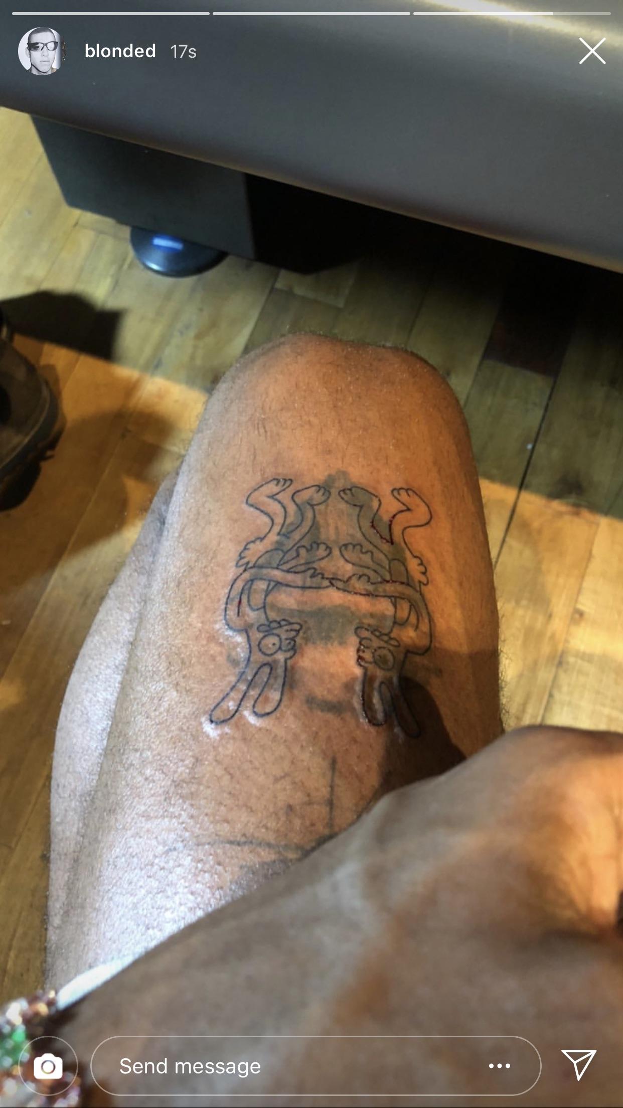 Frank Ocean kairės kojos tatuiruotė