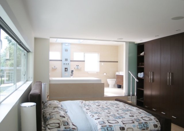 baie dormitor pat combinat bej inundat de lumină baie dormitor pat combinat bej inundat de lumină