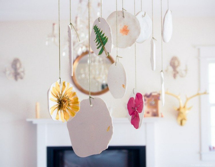 decor agățat din lut de artizanat și materiale naturale