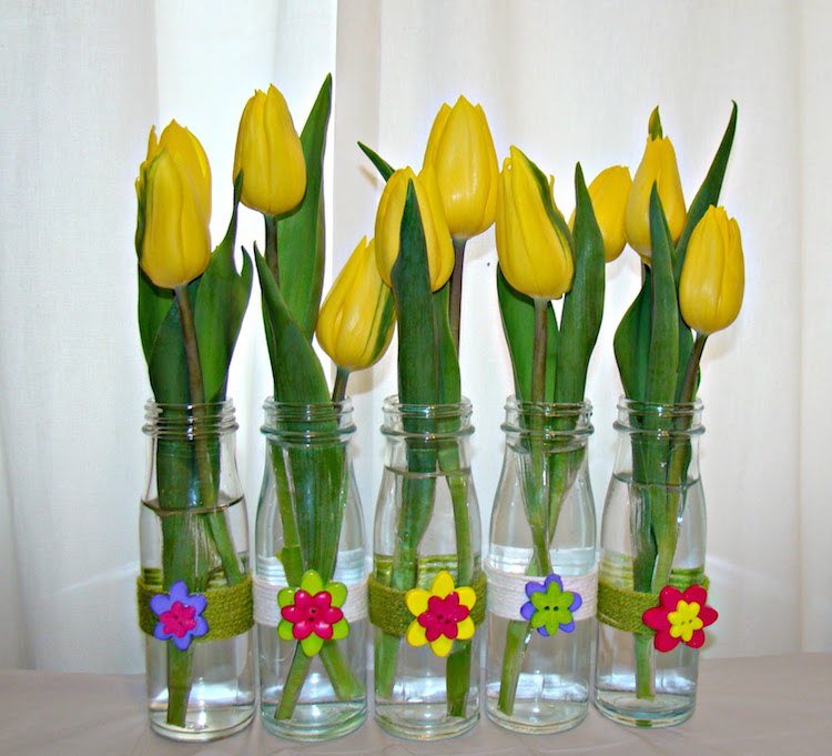 decorare-primăvară-aranjamente-lalele-aranja-te-sticle-de-suc-galbene