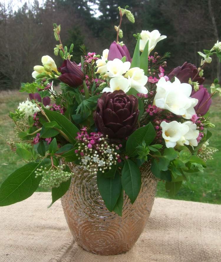 decorare-primăvară-aranjament-make-it-yourself-purpuriu-anghinare-albă-frezie-violet-anemone