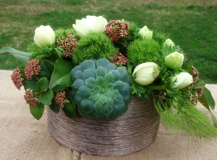 decor de primăvară-aranjament-stonecrop-dianthus-barbatus-verde-truc-houseleek-alb-lalele
