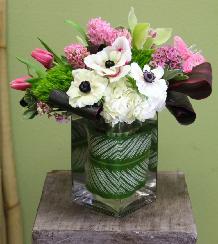 decor de primăvară-lalea-anemonă-zambilă-club-frunze-de-crin