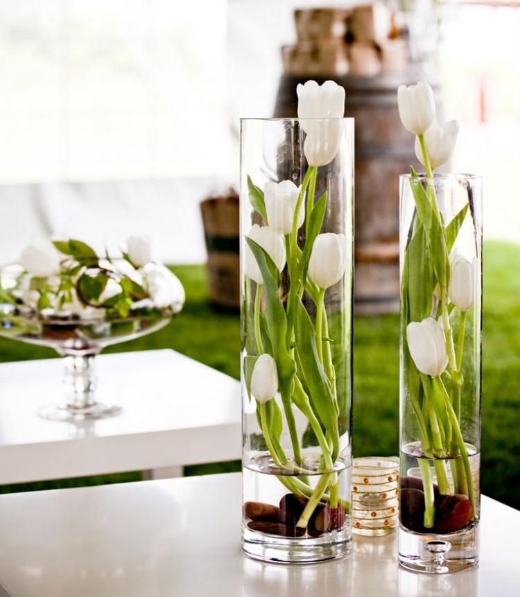 decor de primăvară-lalele-albe-vaze-din-sticlă înaltă-pietriș-apă