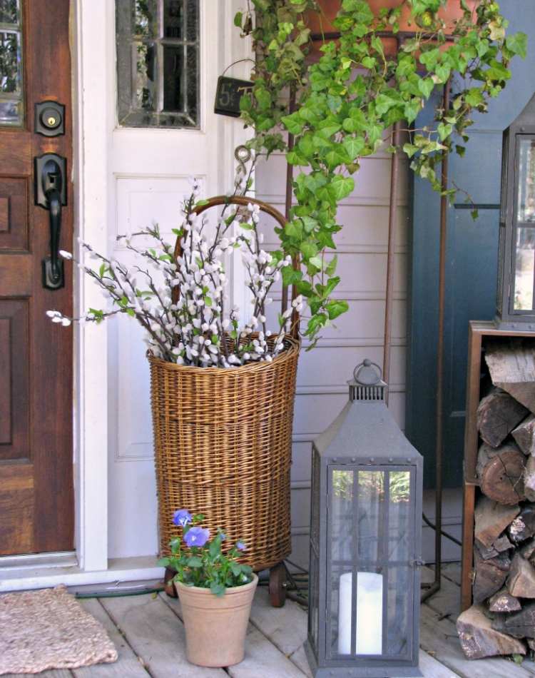 un coș înalt de ramuri de salcie păsărică pe verandă decor de primăvară-salcie-pisică-crenguțe-coș-verandă-decor