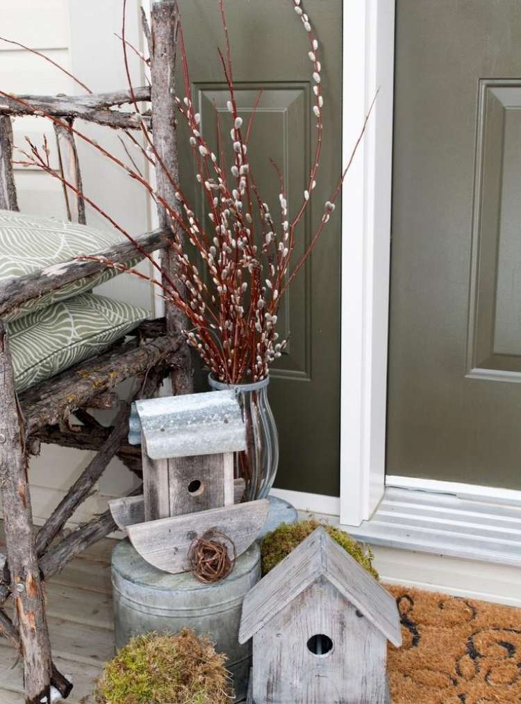 Decorațiuni de primăvară pe verandă - hrănitor de păsări și salcie decorare-primăvară-salcie-pisoi-crenguțe-vază-în picioare-verandă