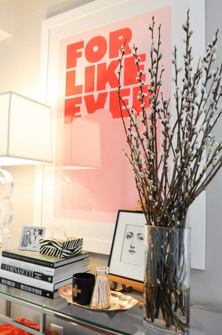 Ramuri de salcie păsărică într-o vază înaltă de sticlă Decor de primăvară cu ramuri de salcie-vază din sticlă înaltă