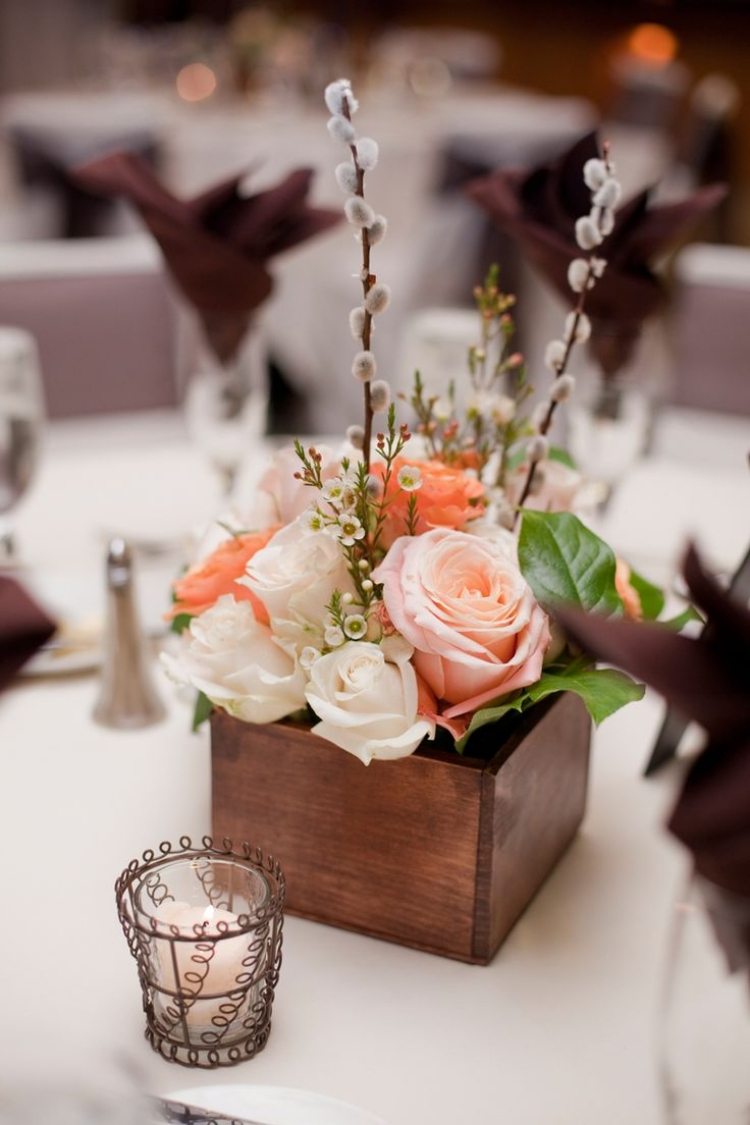 trandafiri albi și de culoarea piersicii într-un mic aranjament Decor de primăvară cu păsărică salcie-trandafir-aranjament-cutie de lemn