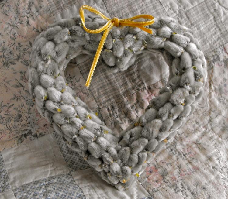 Inimă din polistiren decorată cu cuburi de salcie pentru primăvară decor de primăvară-salcie-pisică-trăsură-inimă-formă-coroană