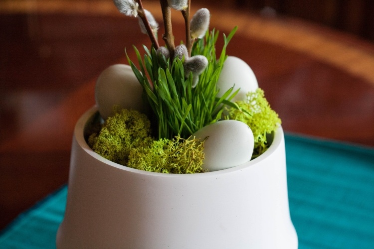frumos aranjament pentru primăvară și Paște decorare-primavara-salcie-pisici-oua-muschi-iarba-verde