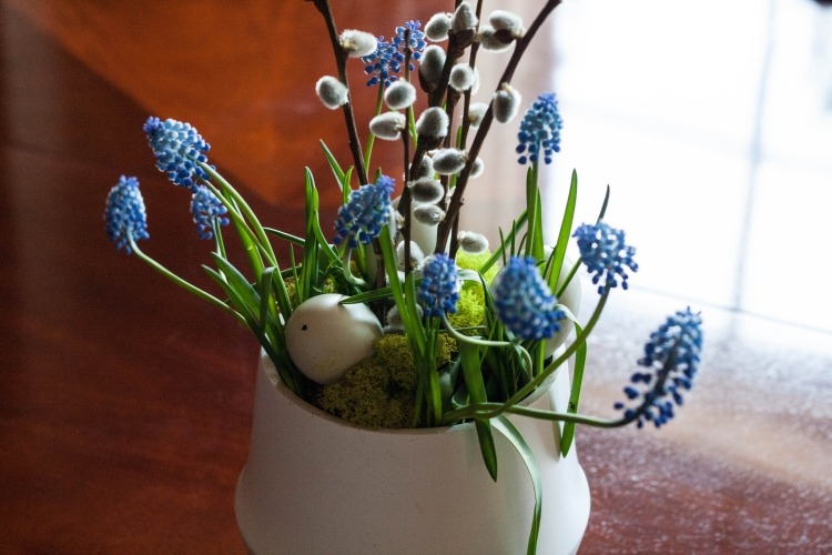 Zambile de perle într-o jardinieră albă și salcie ca decor decorare-primăvară-salcie-pisici-struguri-zambile-mușchi-ouă