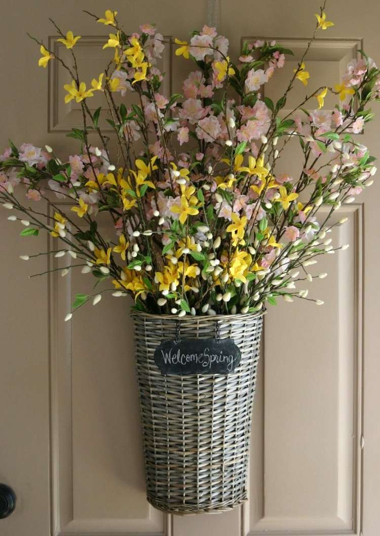 Forsythia și ramurile de salcie păsărică într-un coș atașat la ușă decorare-primavara-salcie-pisica-forsitia-ramuri-usa-decorare-