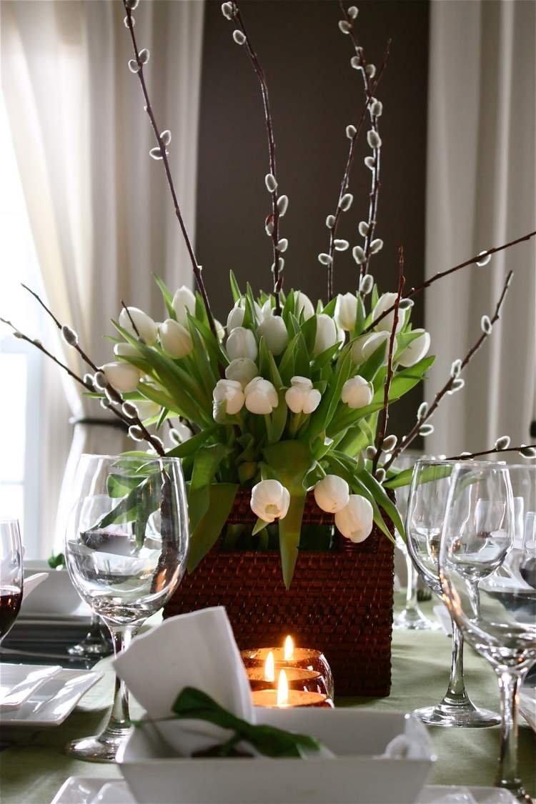 Buchet de lalele albe aranjate cu salcie decorare-primăvară-salcie-pisici-idei-decorare-masă-lalele-albe-de-masă de sticlă
