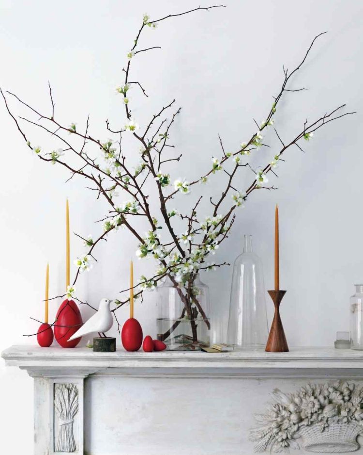 Decor de primăvară pe șemineu în alb cu ouă de Paște roșii ca sfeșnice decorare-primăvară-salcie-pisici-idei-cămăruță-ornamente-albe-ouă-Paște