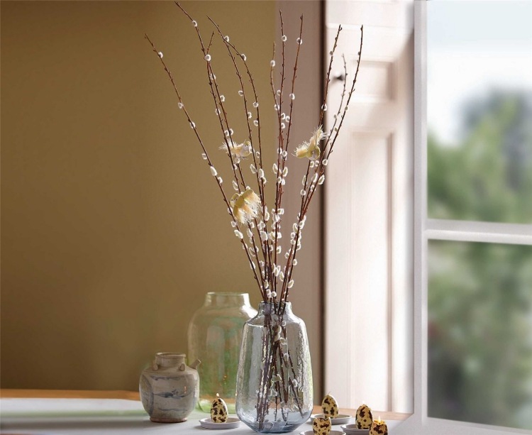 Păsărică decorată cu mici păsări artificiale decorare-primăvară-salcie-idei-pisoi-sticlă-vază-ouă-masă-decorare-fereastră