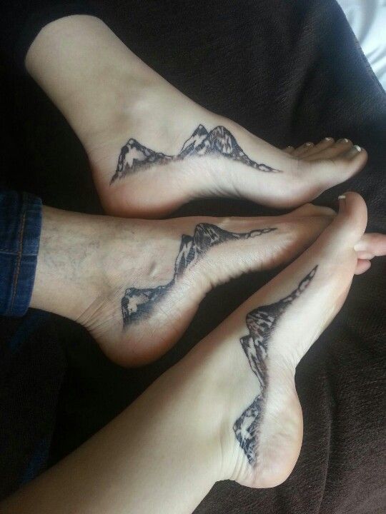 Tatouage de montagne avec des amis sur la jambe