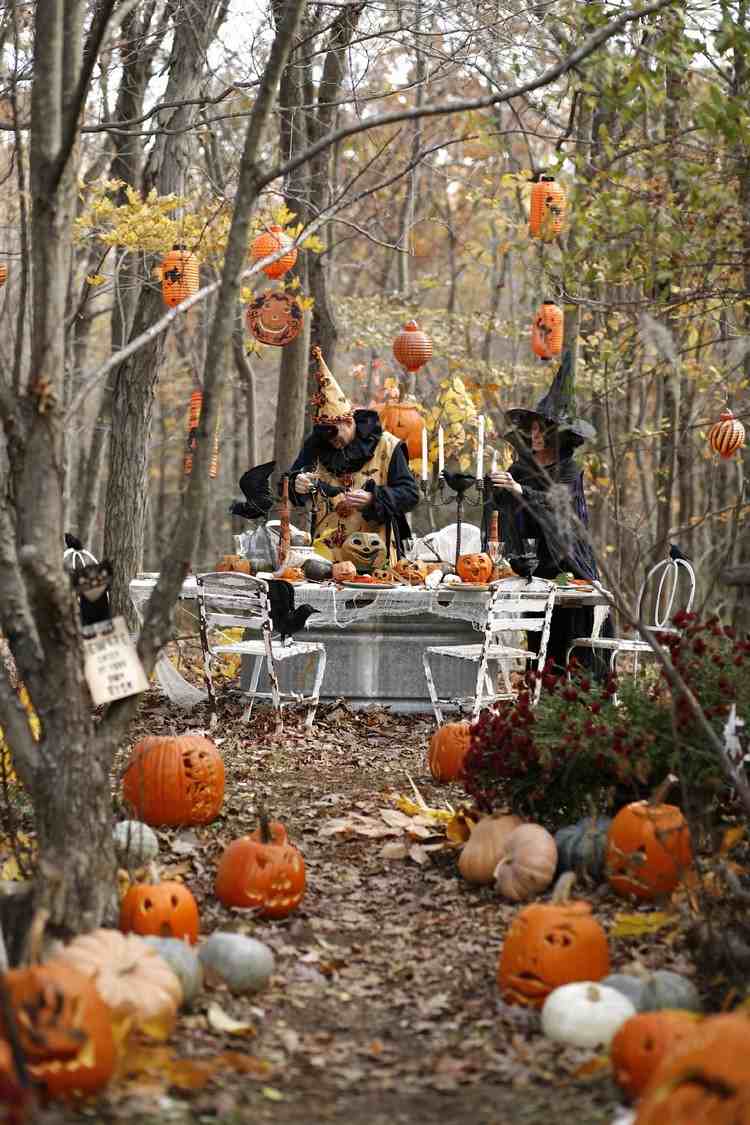 Dovleci de Halloween de-a lungul pasarelei din grădină Idei de decorare toamnă-trotuar-grădină-petrecere-dovleac-lămpi de hârtie