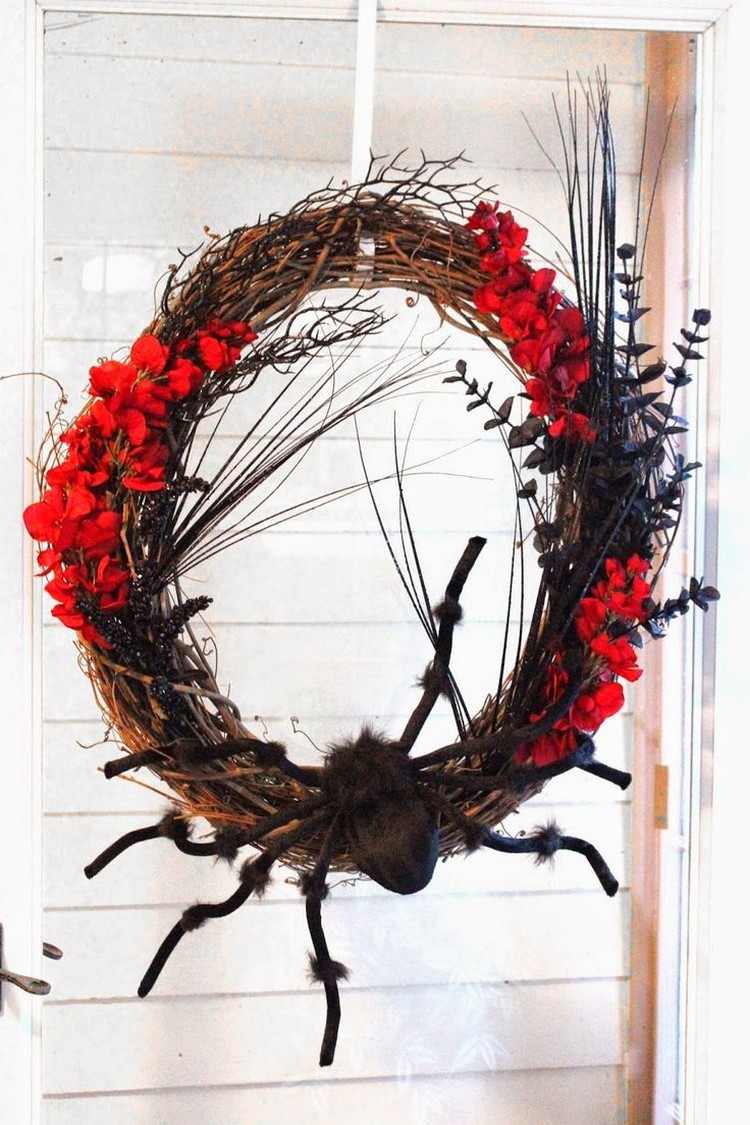 Închideți o coroană de ușă cu un păianjen mare pentru Halloween Idei de decorare-toamnă-coroană-de-ușă-flori-păianjen-floare