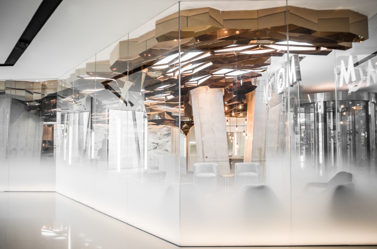 Salon de coafură cu pereți de sticlă mată efect salon