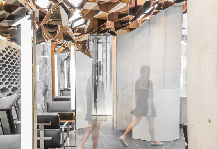 patru piloni de beton susțin tavanul în salonul de coafură